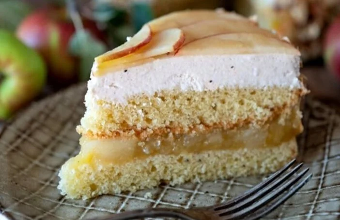 Apfel-Mascarpone-Torte mit Mandelboden auf einem Teller