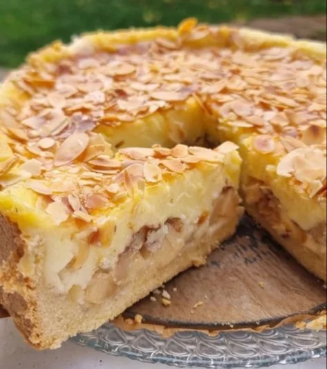 Leckere Apfel-Pudding-Küchlein auf einem Teller angerichtet.