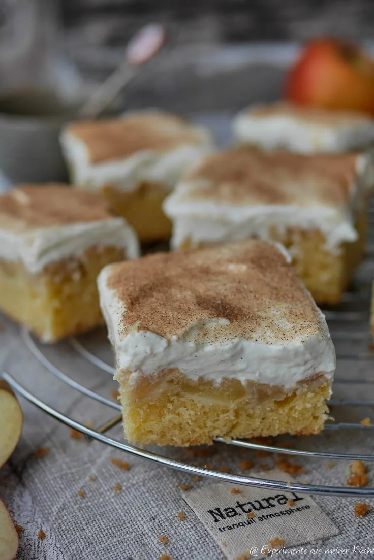 Apfel-Schmand-Kuchen vom Blech frisch gebacken mit Äpfeln und Schmand