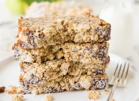 Apfel-Walnuss-Streusel-Kuchen mit goldbrauner Streuseldecke und frischen Äpfeln