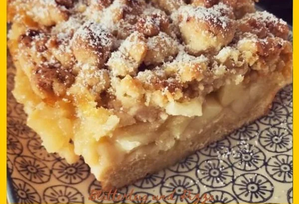 Apfelkuchen mit Streuseln vom Blech, frisch gebacken und appetitlich angerichtet