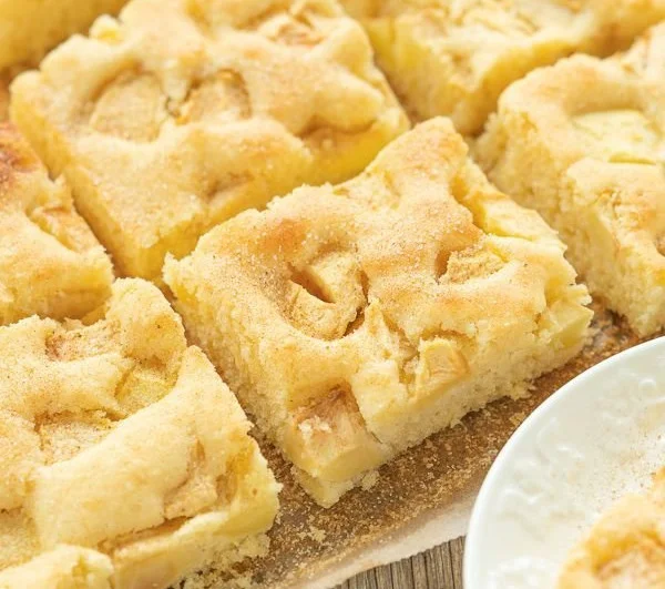 Saftiger Apfelkuchen vom Blech mit Äpfeln und Zimt auf einem Blech gebacken