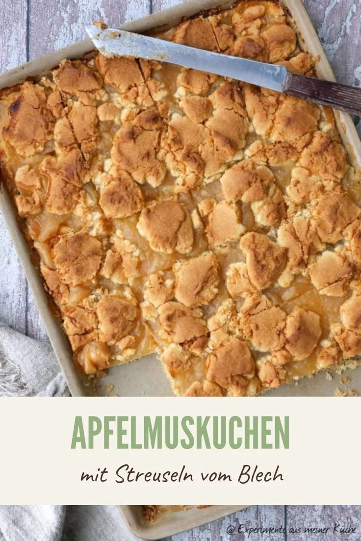 Apfelmuskuchen mit Streuseln vom Blech, lecker und einfach zu backen
