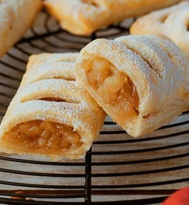 Frisch gebackene Apfeltaschen mit Äpfeln und Zimt.