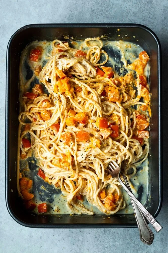Baked Feta Pasta mit Kürbis in einem One-Pot-Gericht