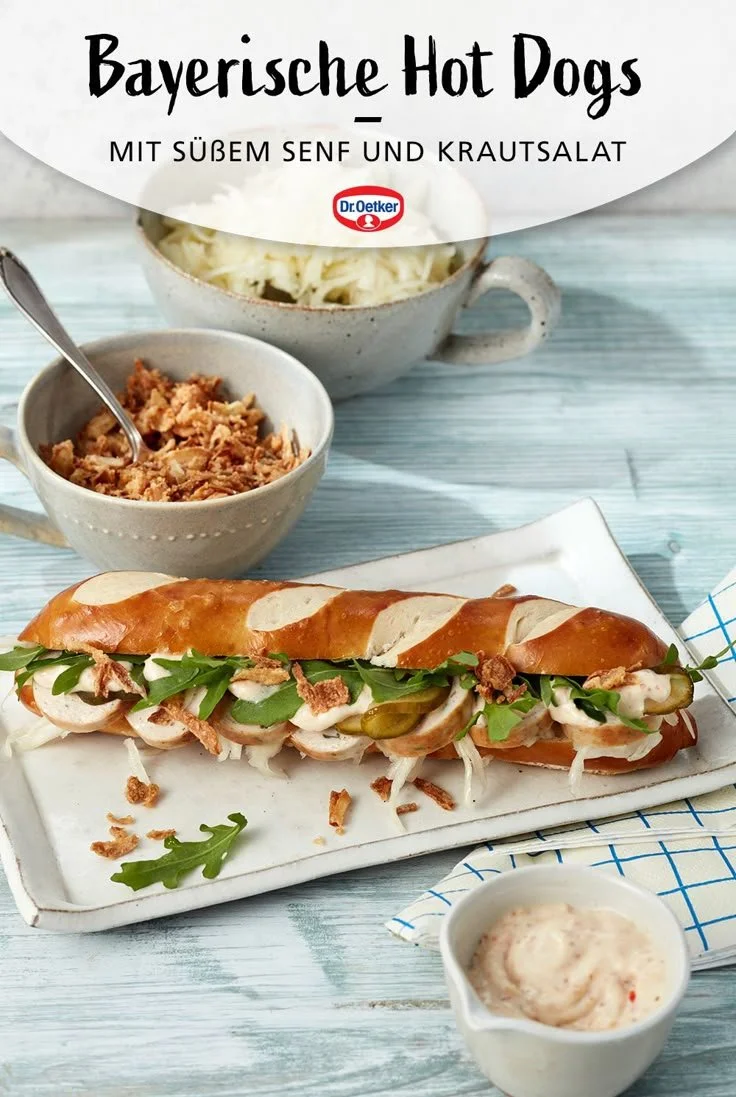 Bayerische Hot Dogs mit Senf und frischem Brot auf einem Grill