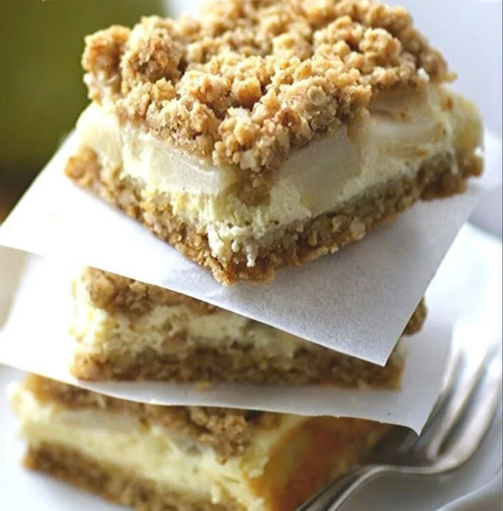 Birnen-Cheesecake mit crunchy Streuseln auf einem Teller