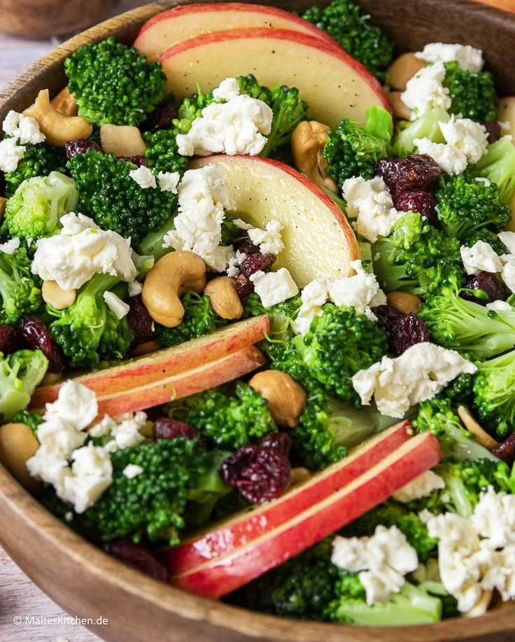 Brokkoli-Salat mit Äpfeln, Nüssen und Feta