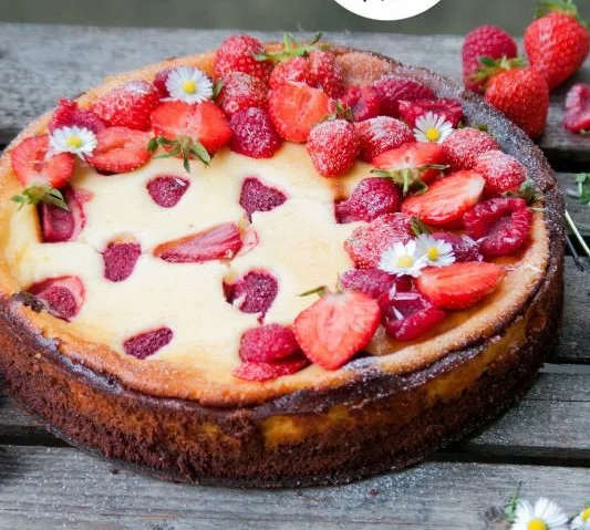 Brownie Käsekuchen mit Himbeeren und Erdbeeren auf einem Teller