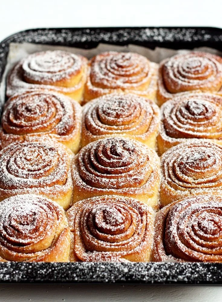 Leckere luftige Zimtschnecken frisch aus dem Ofen