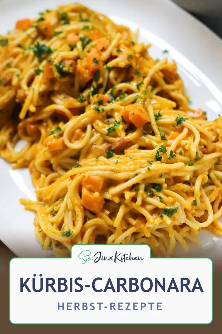 Cremige Kürbis-Carbonara-Pasta mit frischem Gemüse und Spaghetti