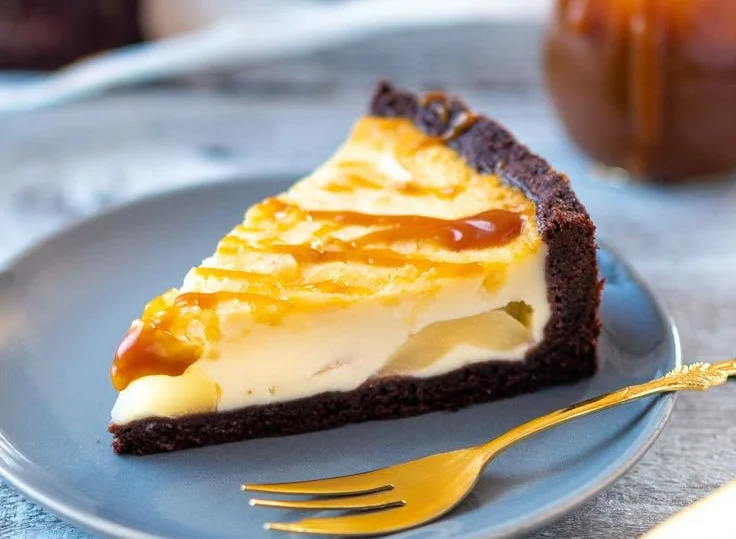 Cremiger Birnen-Schmand-Kuchen mit Karamellsoße auf einem Teller