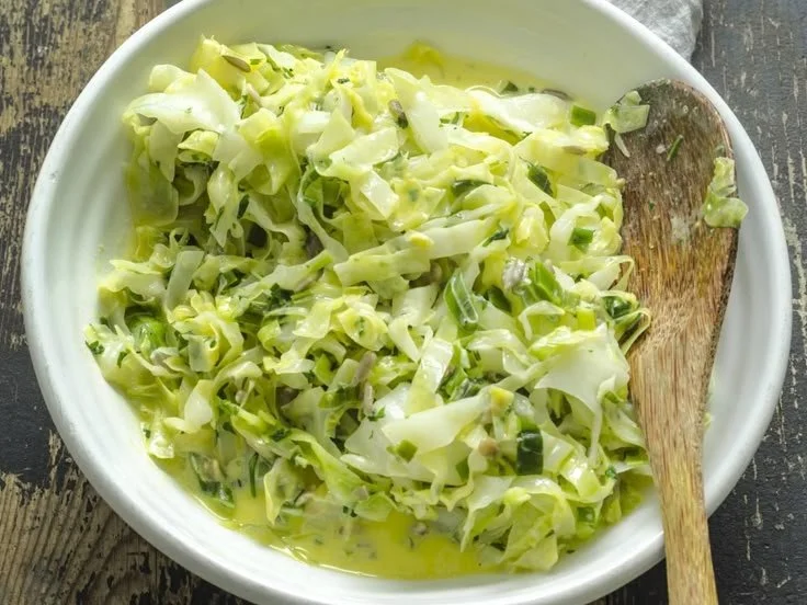 Cremiger Rahm-Wirsing nach Omas Rezept als Beilage für Weihnachten
