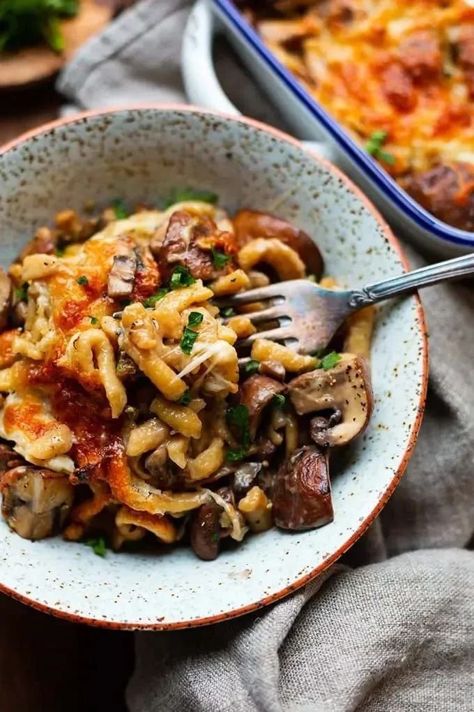 Ein einfacher Spätzle-Pilz-Auflauf mit Käse aus 5 Zutaten.
