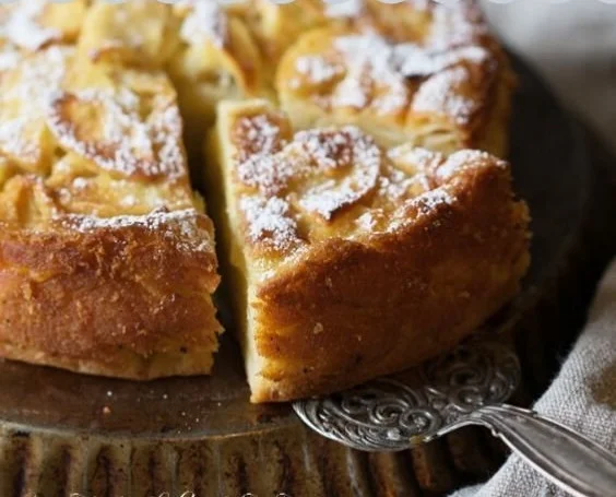 Französischer Apfelkuchen - unsichtbarer Kuchen mit frischen Äpfeln