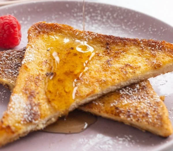 Leckerer Französischer Toast mit frischen Beeren und Puderzucker