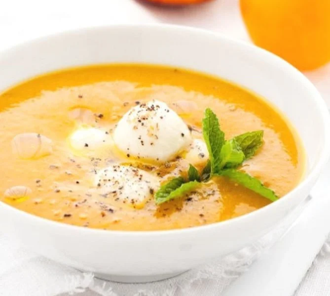 Schale mit fruchtiger Pfirsich-Tomaten-Suppe mit frischen Kräutern