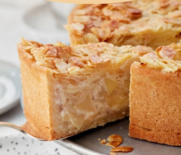 Fruchtiger Apfel Bienenstich Kuchen mit Äpfeln und einer köstlichen Sahnefüllung.
