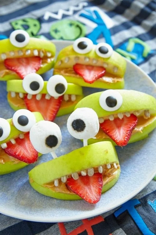 Halloween-Buffet mit leckeren Gerichten und festlicher Dekoration für die Party