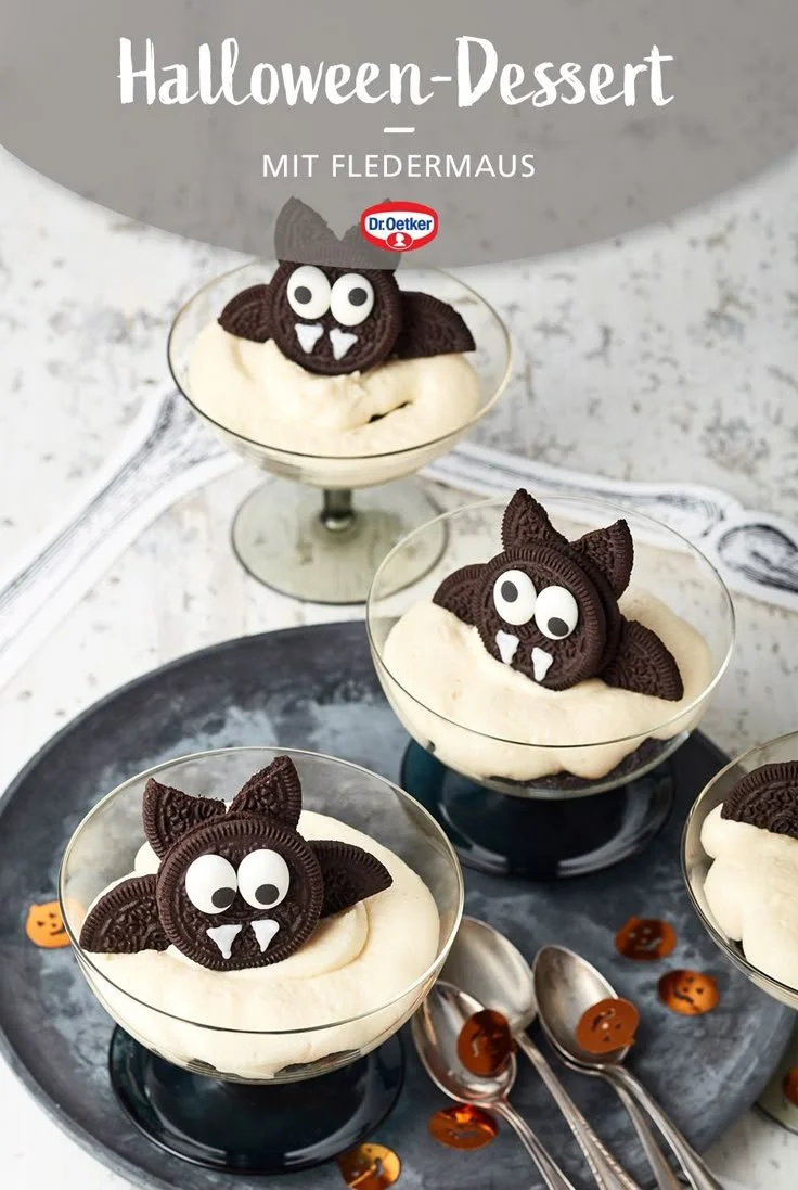 Halloween-Dessert mit dekorativer Fledermaus für Halloween-Feiern