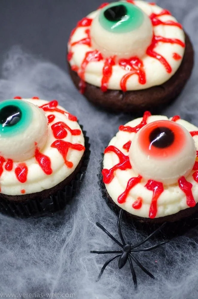 Gruselige Glubschaugen-Cupcakes für Halloween, dekoriert mit schaurigen Augen.