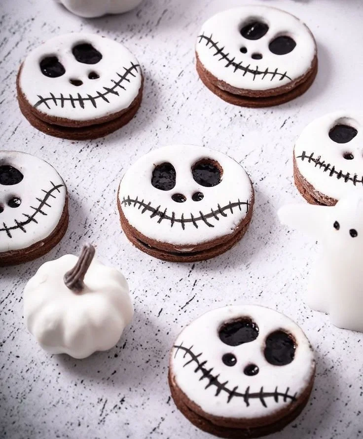 Fantasievolle Halloween-Kekse in verschiedenen Formen und Farben für die Feierlichkeiten.