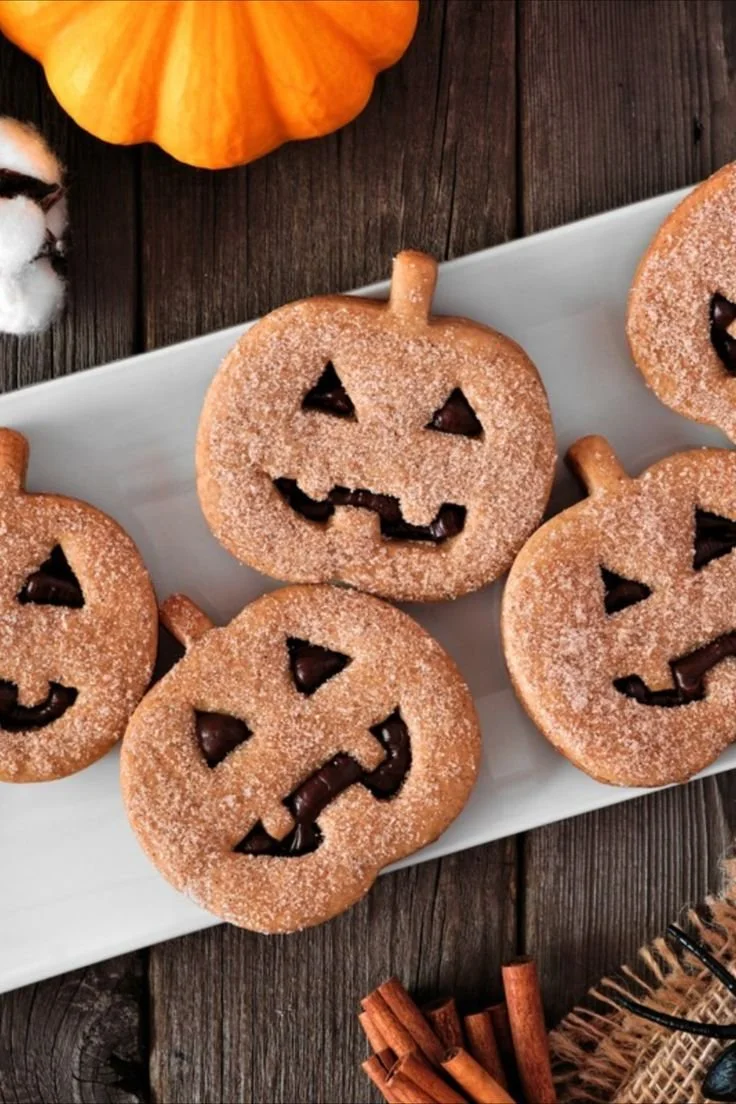 Halloween Kürbis Kekse mit Schokolade auf einem Teller
