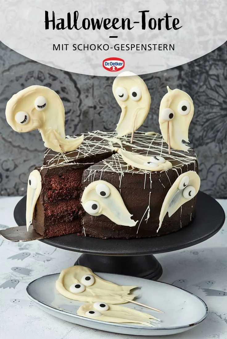 Halloween Torte mit gruseligem Dekor für perfekte Halloween-Feiern