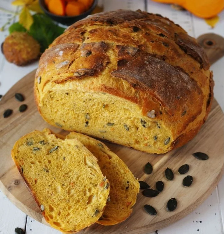 Leckeres herbstliches Kürbisbrot mit Gewürzen auf einem Holzbrett