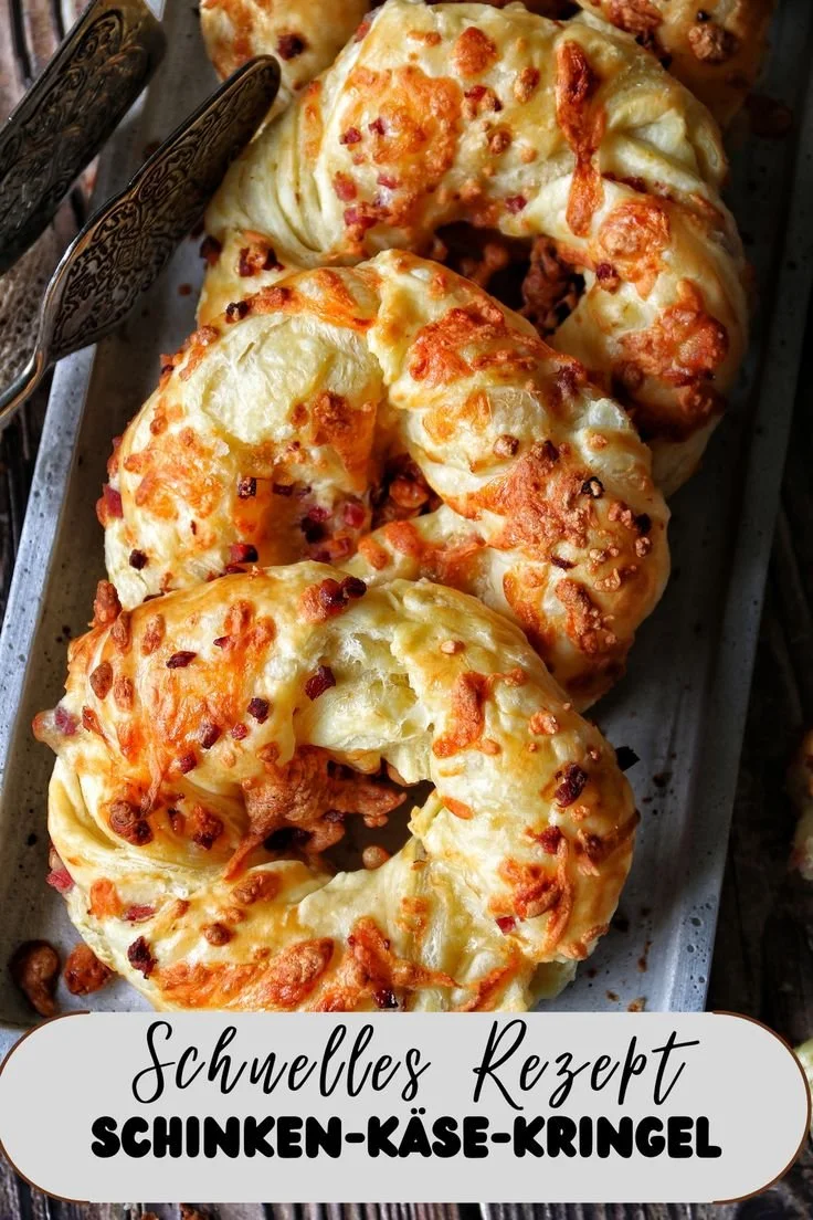 Kringel mit Schinken und Käse, frisch gebacken aus Blätterteig.