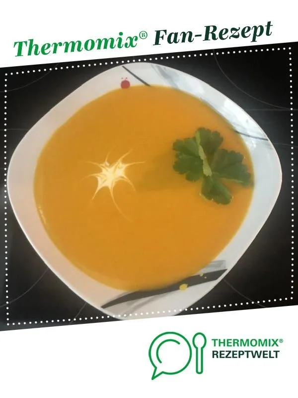 Schüssel Hokkaido-Kürbissuppe mit frischen Kräutern garniert