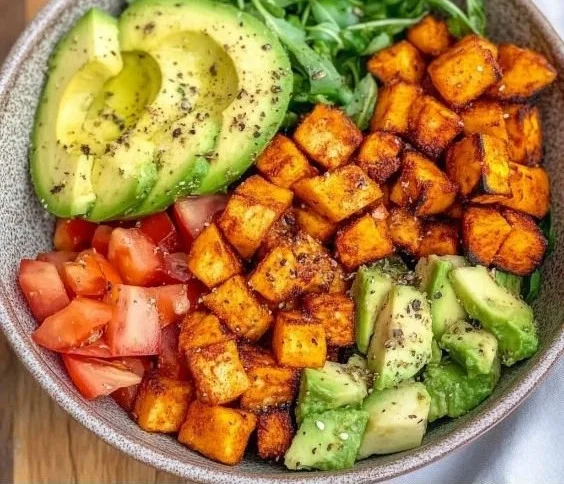 Kartoffel Bowl mit frischem Gemüse und Avocado auf einem Teller