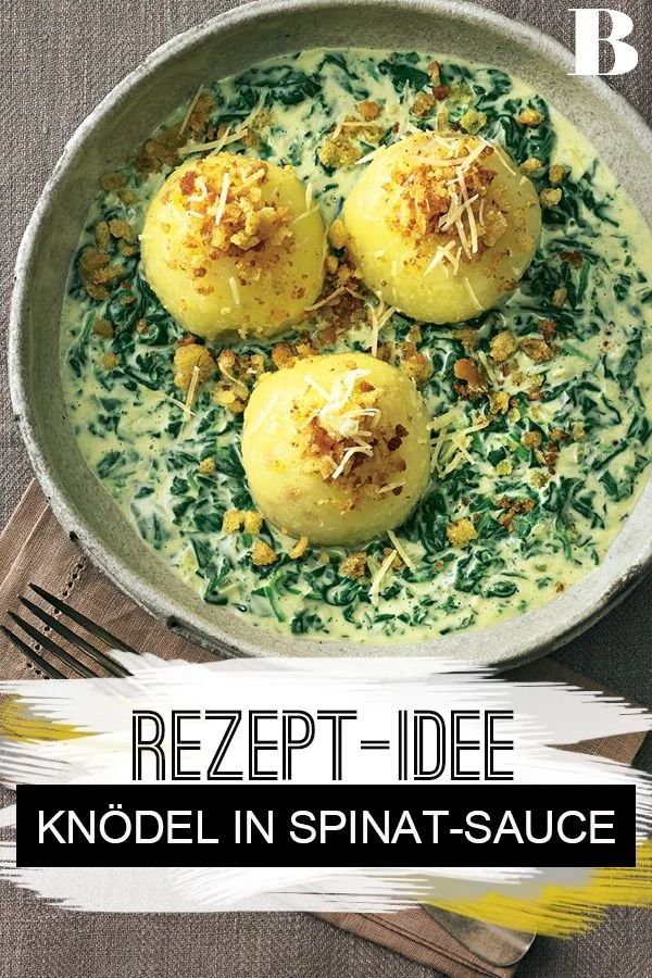 Kartoffelknödel mit cremiger Spinat-Käse-Soße serviert auf einem Teller.
