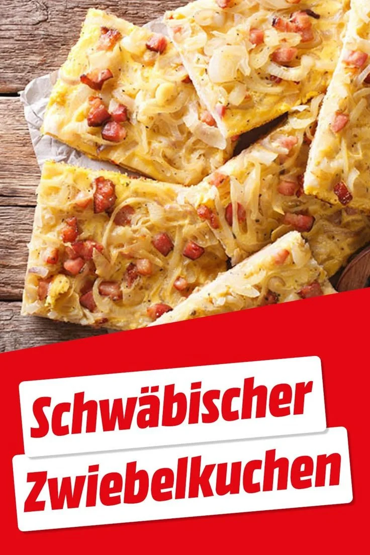 Klassischer Zwiebelkuchen vom Blech frisch aus dem Ofen