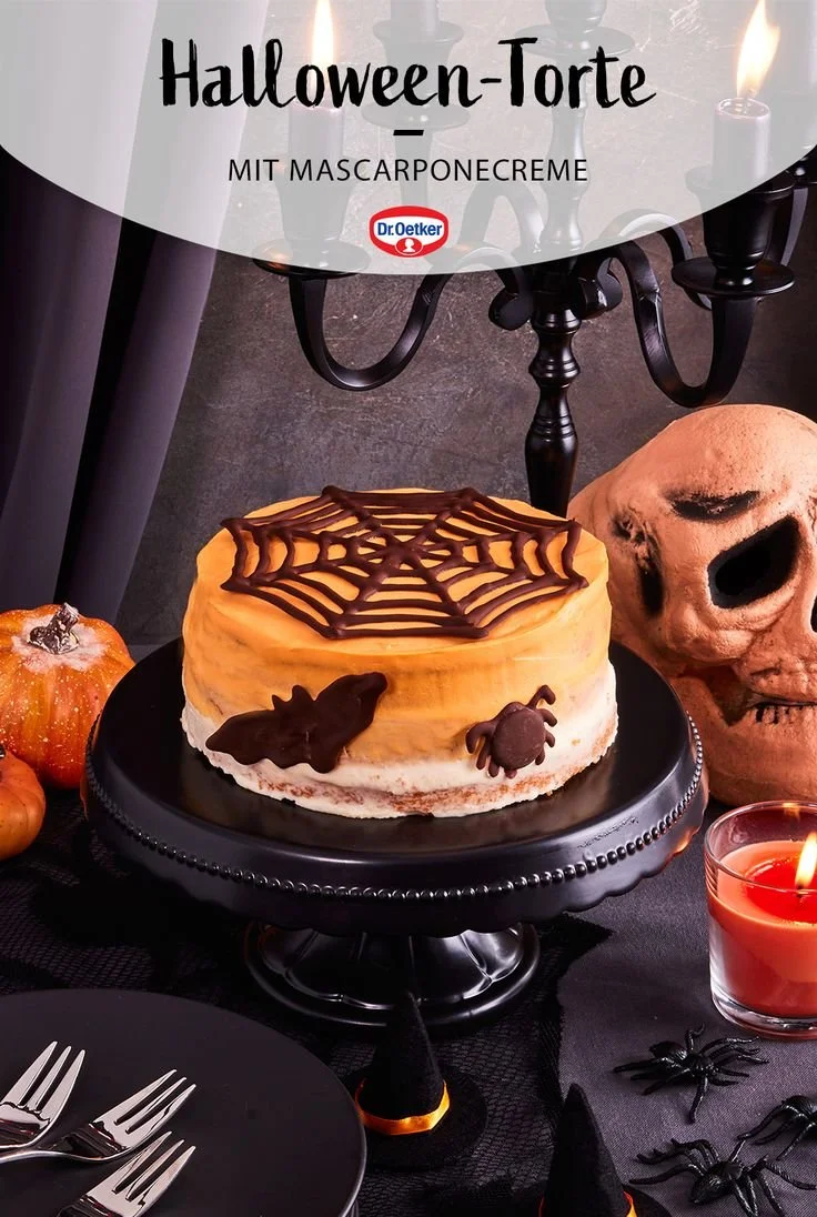 Kleine Halloween-Torte in gruseligen Farben und Designs