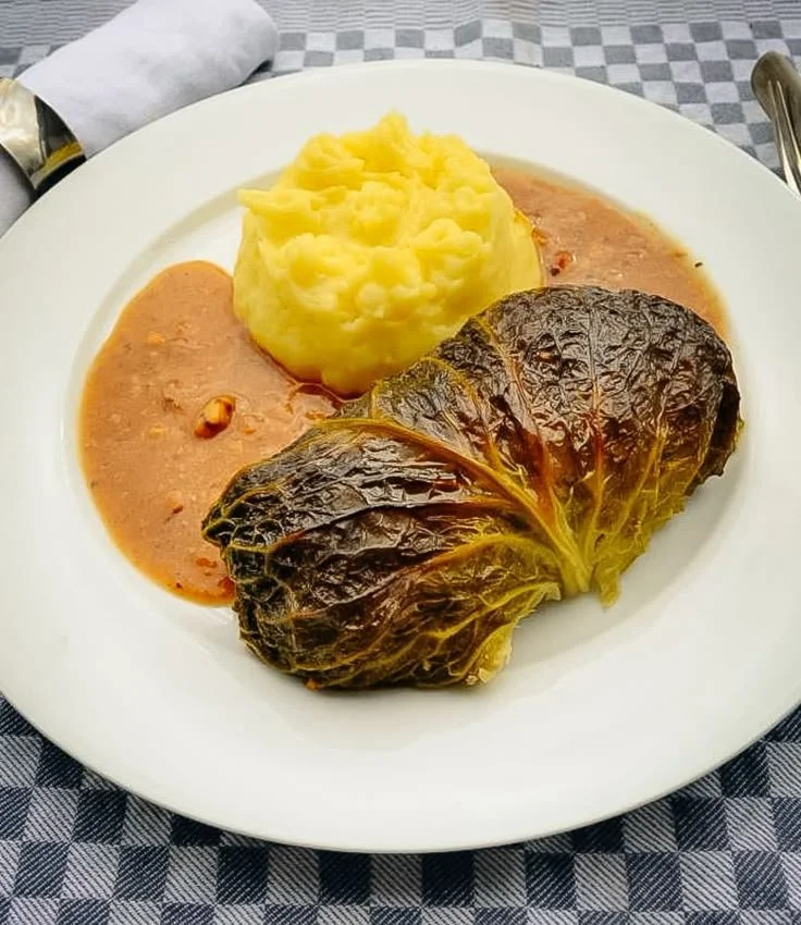 Kohlrouladen Rezept mit Omas Wirsingrouladen, serviert auf einem Teller.