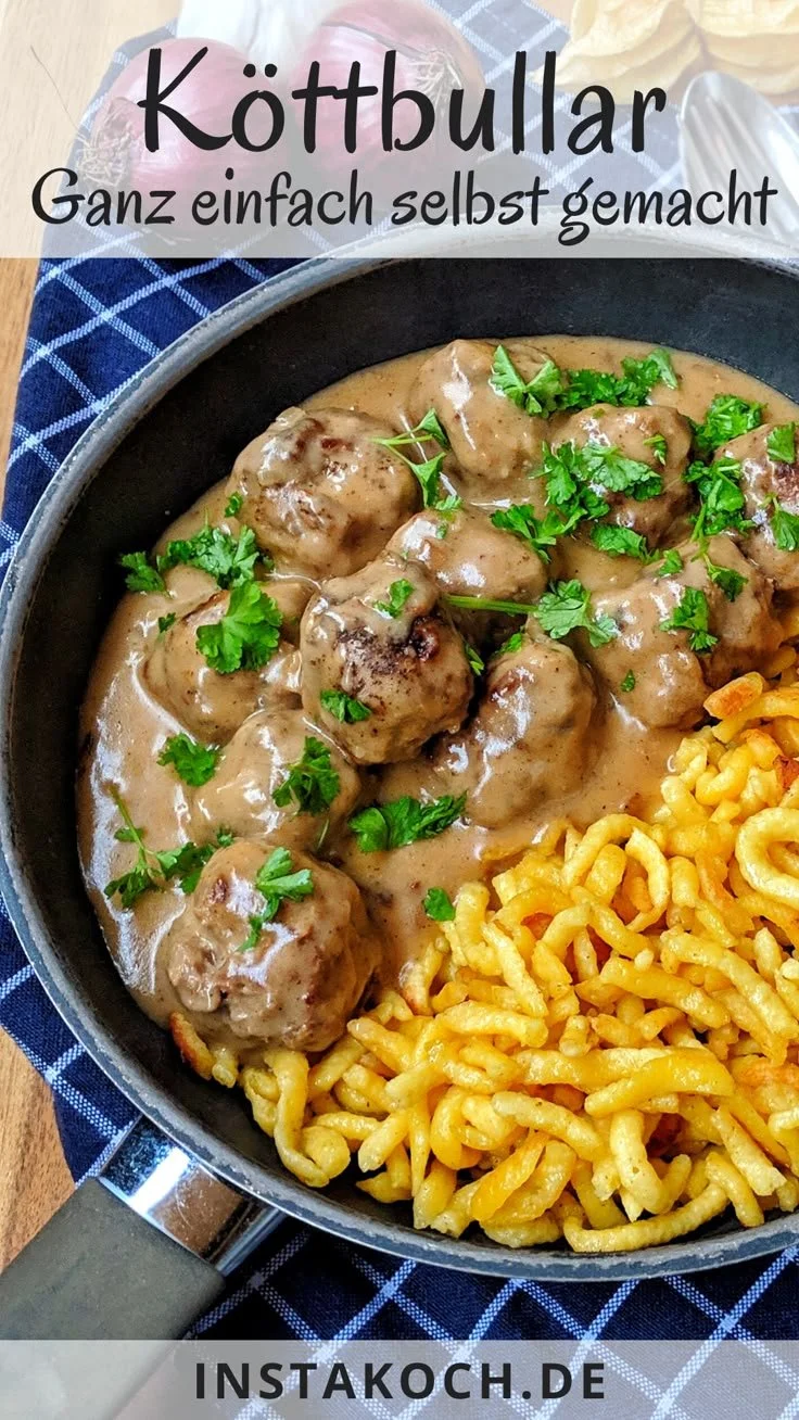 Köttbullar in cremiger Soße serviert mit Beilagen
