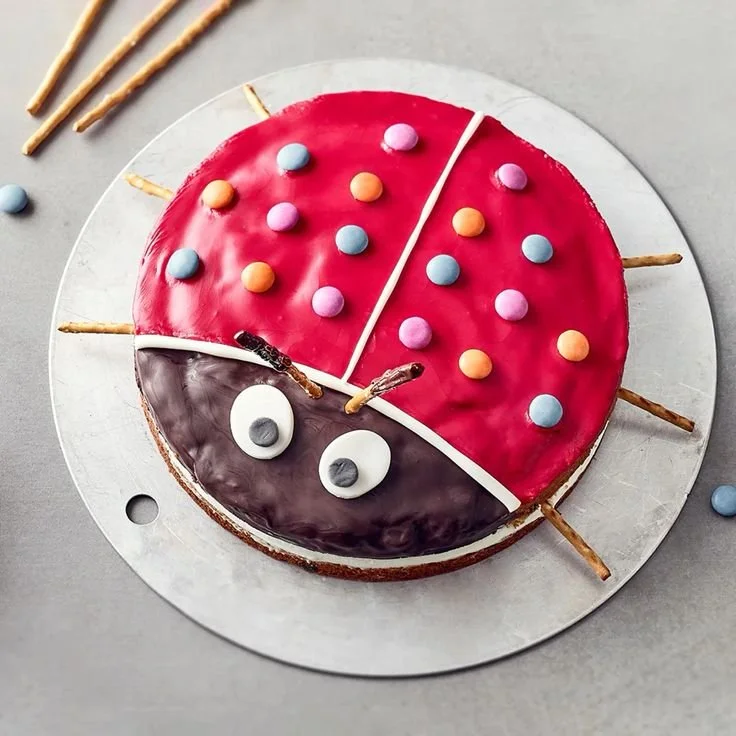 Verschiedene köstliche Kuchen auf einem Tisch für Backideen