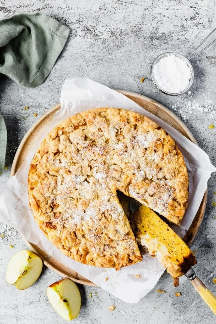 Kürbis-Apfel-Kuchen mit knusprigen Mandelstreuseln auf einem Teller