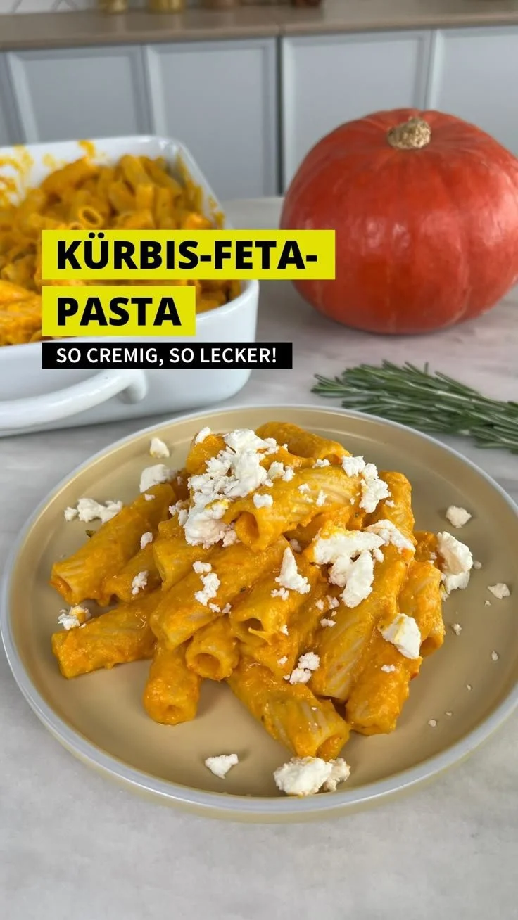 Leckere Kürbis-Feta-Pasta serviert in einer Schüssel mit frischen Kräutern.