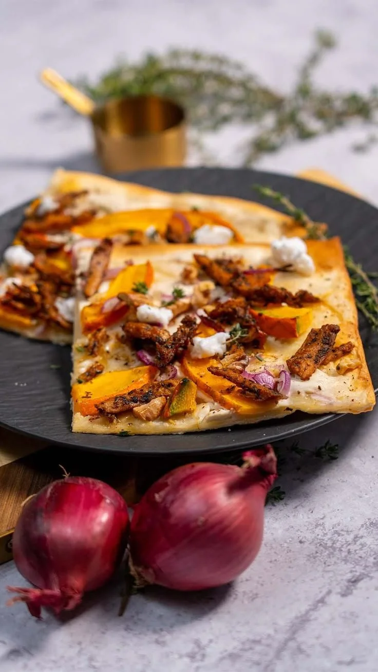 Leckerer Kürbis Flammkuchen mit frischen Zutaten im Ofen gebacken