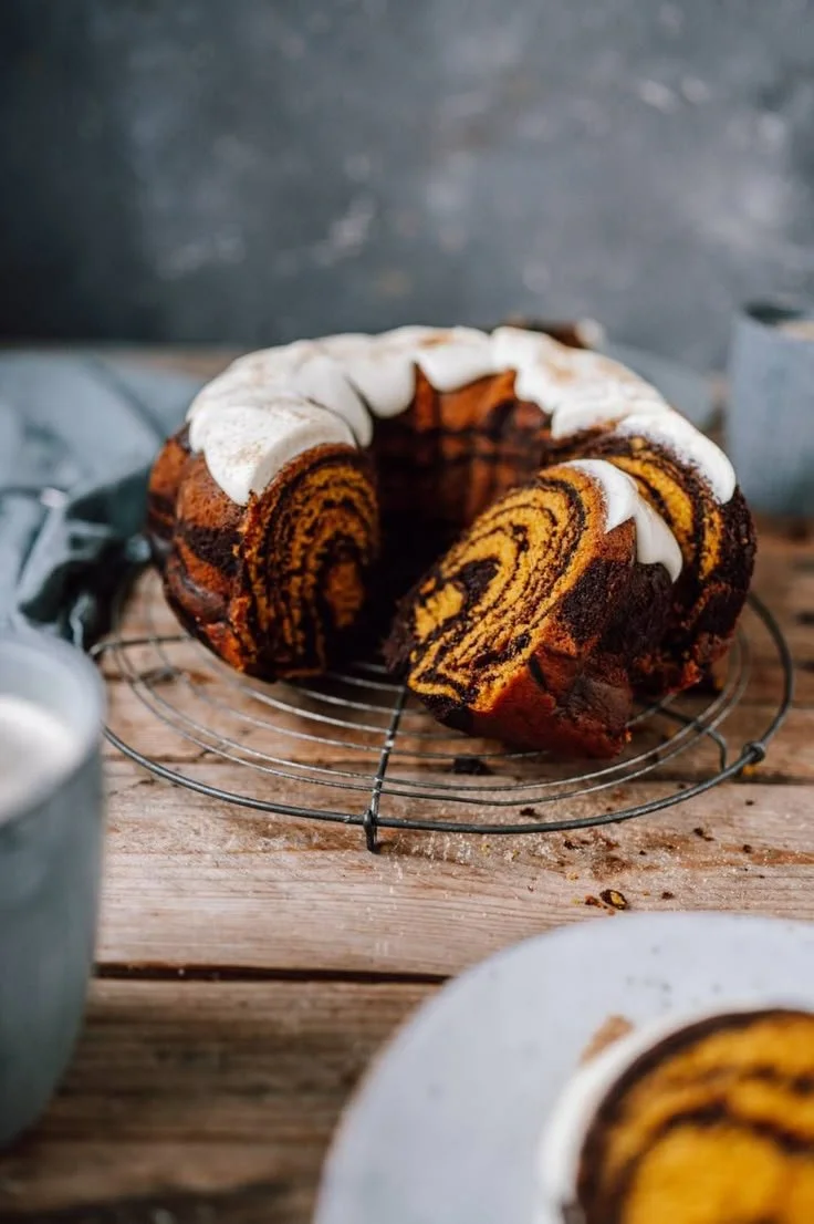 Kürbis-Marmorkuchen mit einer Tasse Kaffee auf einem Tisch im Herbst.
