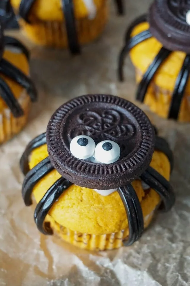Kürbis Muffins mit süßen Spinnen für Halloween backen