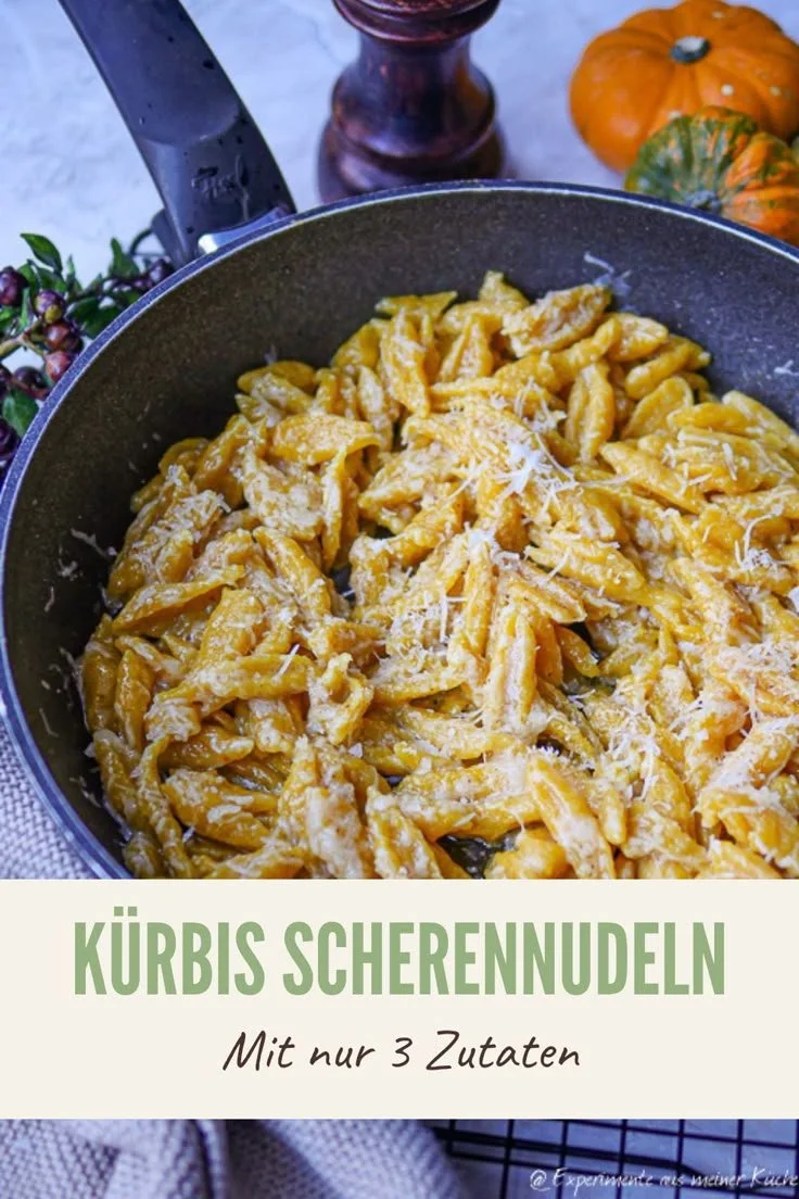 Selbstgemachte Kürbis-Scherennudeln aus 3 Zutaten auf einem Teller