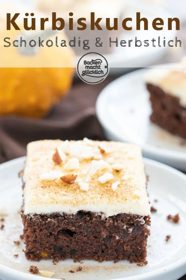 Kürbis-Schoko-Kuchen mit Schokoladenglasur auf einem Teller