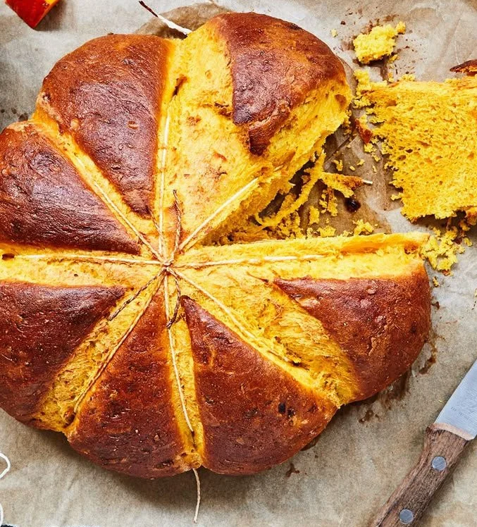 Frisches Kürbisbrot aus dem Ofen, ideal für die Herbstsaison