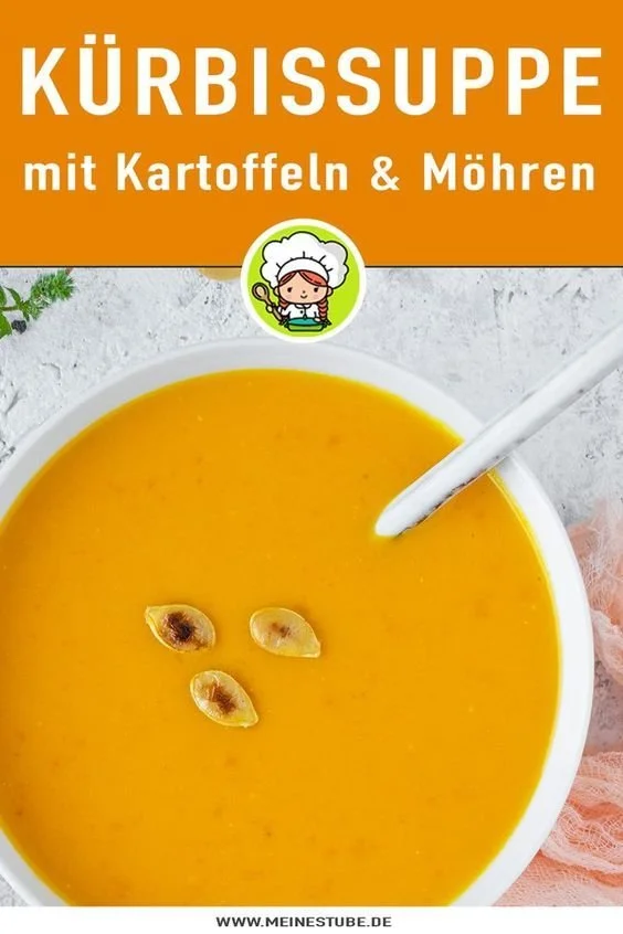Kürbissuppe mit Kartoffeln und Möhren in einer Schüssel serviert