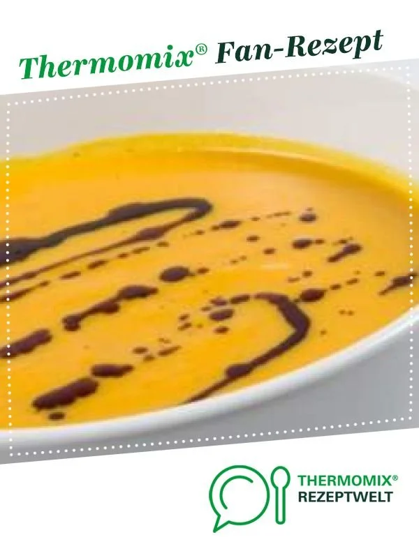 Vegane Kürbissuppe mit Kokosmilch in einer Schüssel serviert