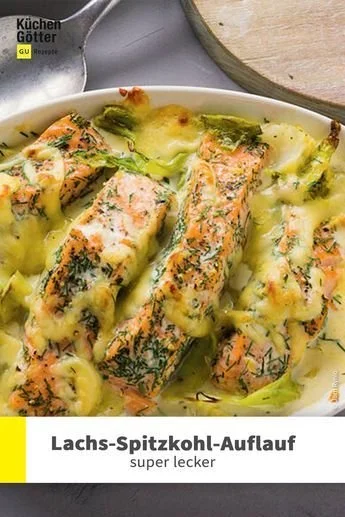 Lachs-Spitzkohl-Auflauf mit frischem Lachs und Spitzkohl im Ofen gebacken