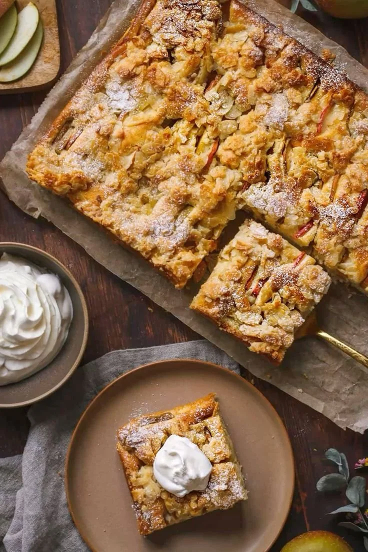 Landfrauen Apfelkuchen vom Blech mit frischen Äpfeln und Zimt
